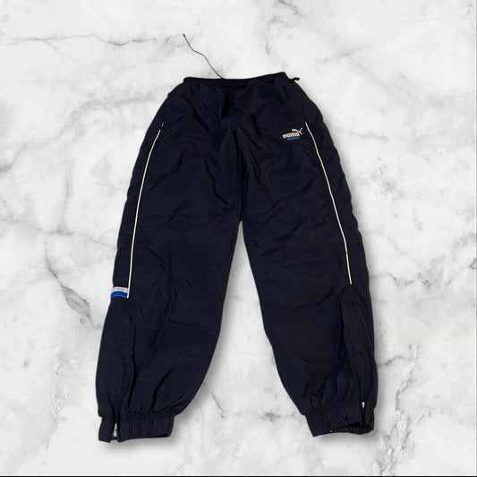 Entdecke unsere Vintage Track Pants von Nike und anderen Marken, erhältlich bei Valuxery.de - Dein Shop für trendige Vintage - Kleidung. Unsere Track Pants sind aus hochwertigen Materialien und