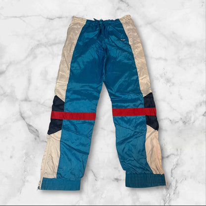 Entdecke unsere Vintage Track Pants von Nike und anderen Marken, erhältlich bei Valuxery.de - Dein Shop für trendige Vintage - Kleidung. Unsere Track Pants sind aus hochwertigen Materialien und