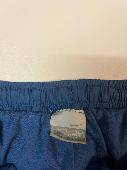 Entdecke unsere Vintage Track Pants von Nike und anderen Marken, erhältlich bei Valuxery.de - Dein Shop für trendige Vintage - Kleidung. Unsere Track Pants sind aus hochwertigen Materialien und