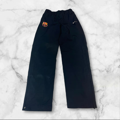 Entdecke unsere Vintage Track Pants von Nike und anderen Marken, erhältlich bei Valuxery.de - Dein Shop für trendige Vintage - Kleidung. Unsere Track Pants sind aus hochwertigen Materialien und