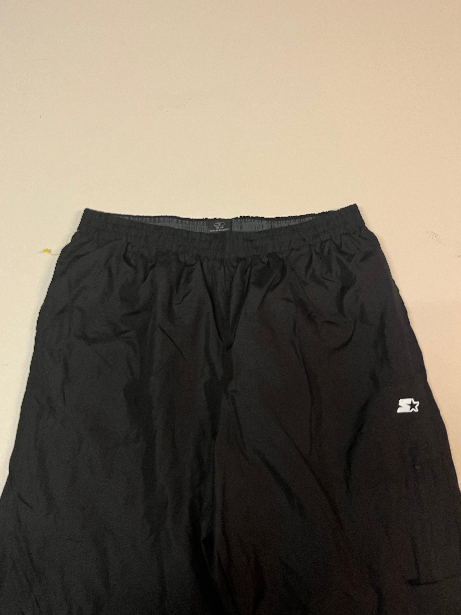 Entdecke unsere Vintage Track Pants von Nike und anderen Marken, erhältlich bei Valuxery.de - Dein Shop für trendige Vintage - Kleidung. Unsere Track Pants sind aus hochwertigen Materialien und