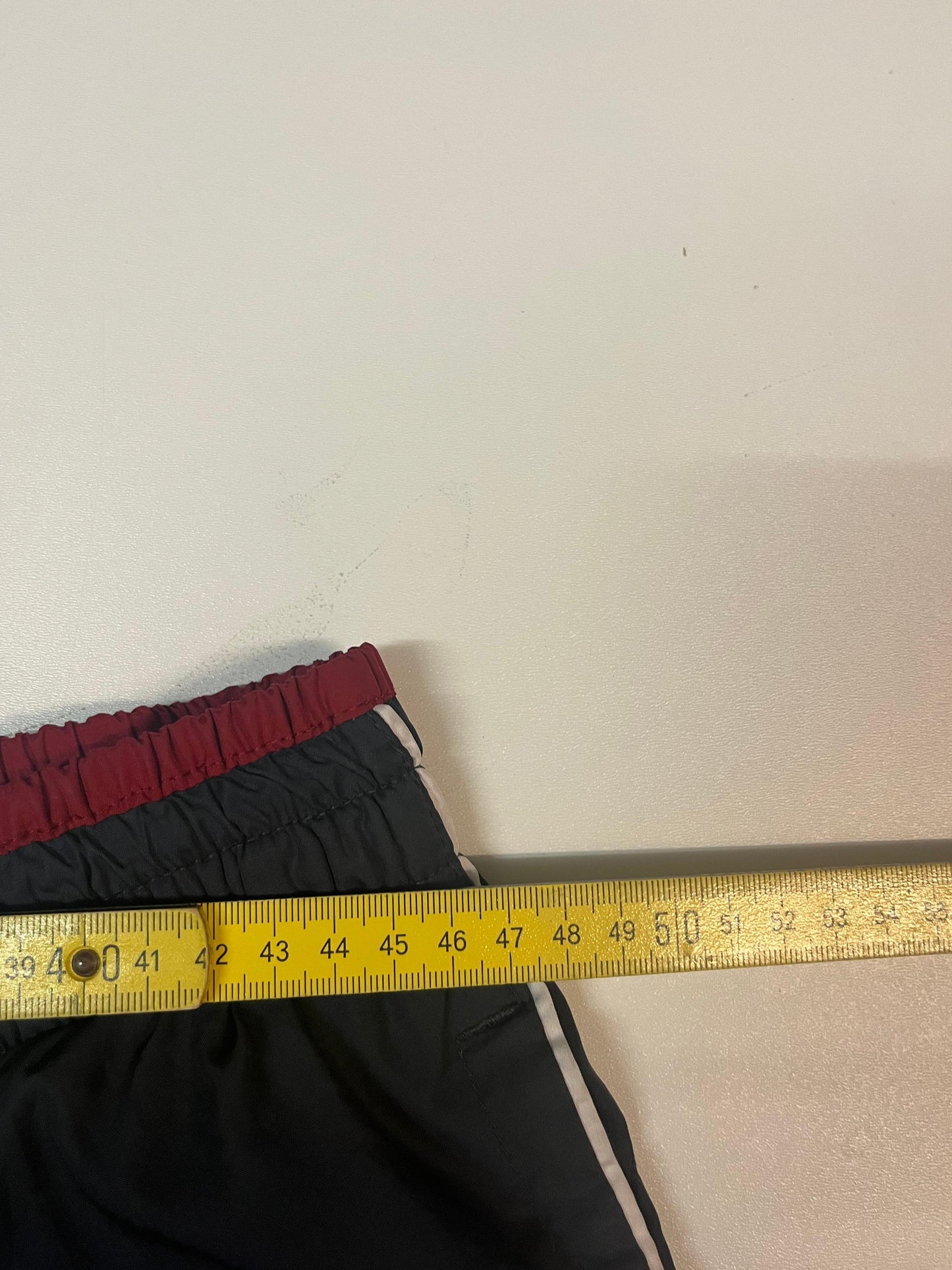 Entdecke unsere Vintage Track Pants von Nike und anderen Marken, erhältlich bei Valuxery.de - Dein Shop für trendige Vintage - Kleidung. Unsere Track Pants sind aus hochwertigen Materialien und