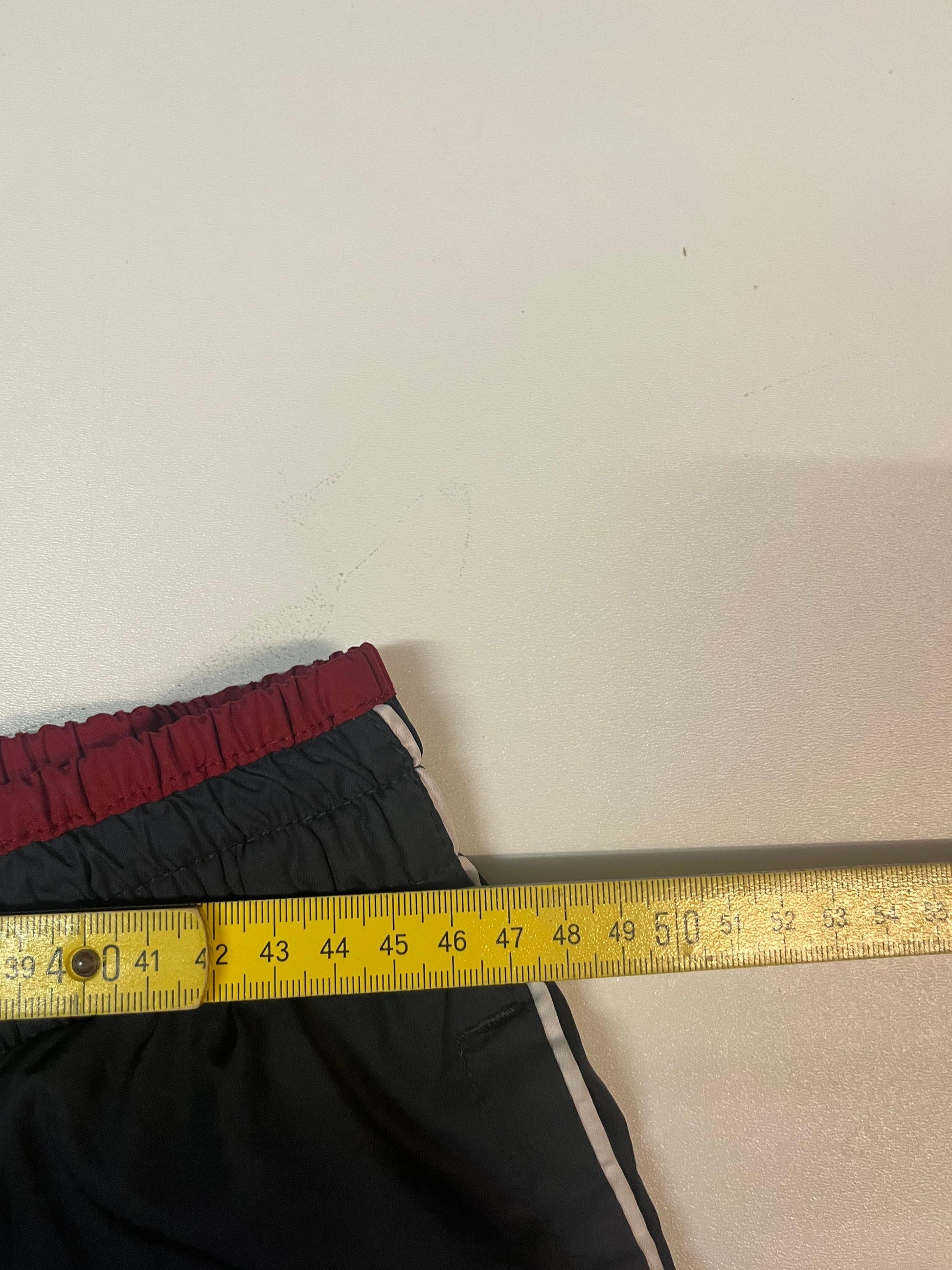 Entdecke unsere Vintage Track Pants von Nike und anderen Marken, erhältlich bei Valuxery.de - Dein Shop für trendige Vintage - Kleidung. Unsere Track Pants sind aus hochwertigen Materialien und