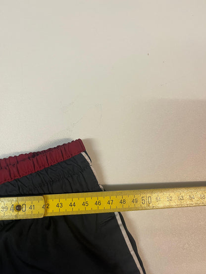Entdecke unsere Vintage Track Pants von Nike und anderen Marken, erhältlich bei Valuxery.de - Dein Shop für trendige Vintage - Kleidung. Unsere Track Pants sind aus hochwertigen Materialien und