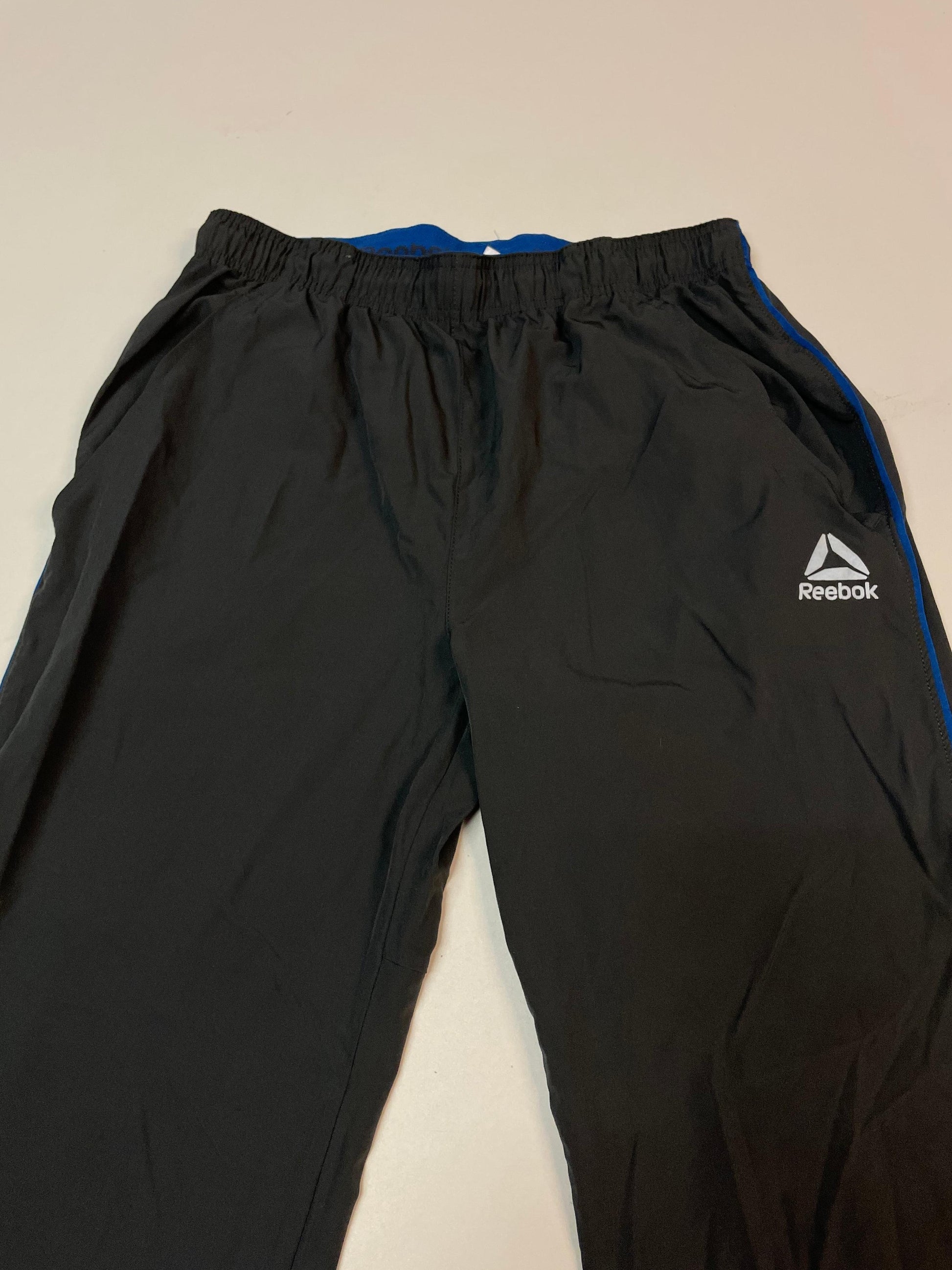 Entdecke unsere Vintage Track Pants von Nike und anderen Marken, erhältlich bei Valuxery.de - Dein Shop für trendige Vintage - Kleidung. Unsere Track Pants sind aus hochwertigen Materialien und