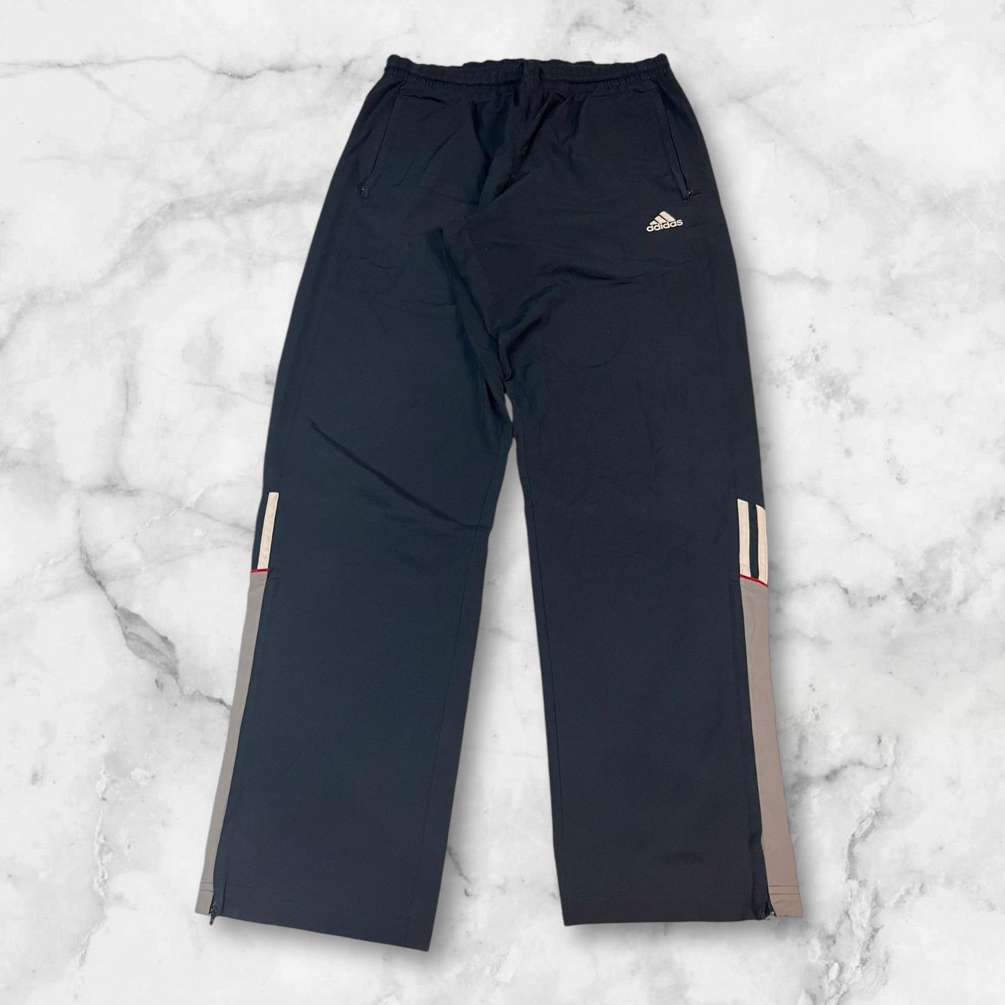 Entdecke unsere Vintage Track Pants von Nike und anderen Marken, erhältlich bei Valuxery.de - Dein Shop für trendige Vintage - Kleidung. Unsere Track Pants sind aus hochwertigen Materialien und