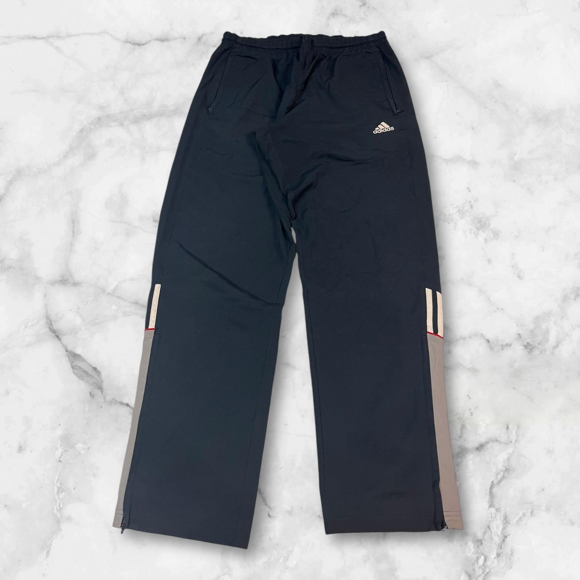 Entdecke unsere Vintage Track Pants von Nike und anderen Marken, erhältlich bei Valuxery.de - Dein Shop für trendige Vintage - Kleidung. Unsere Track Pants sind aus hochwertigen Materialien und