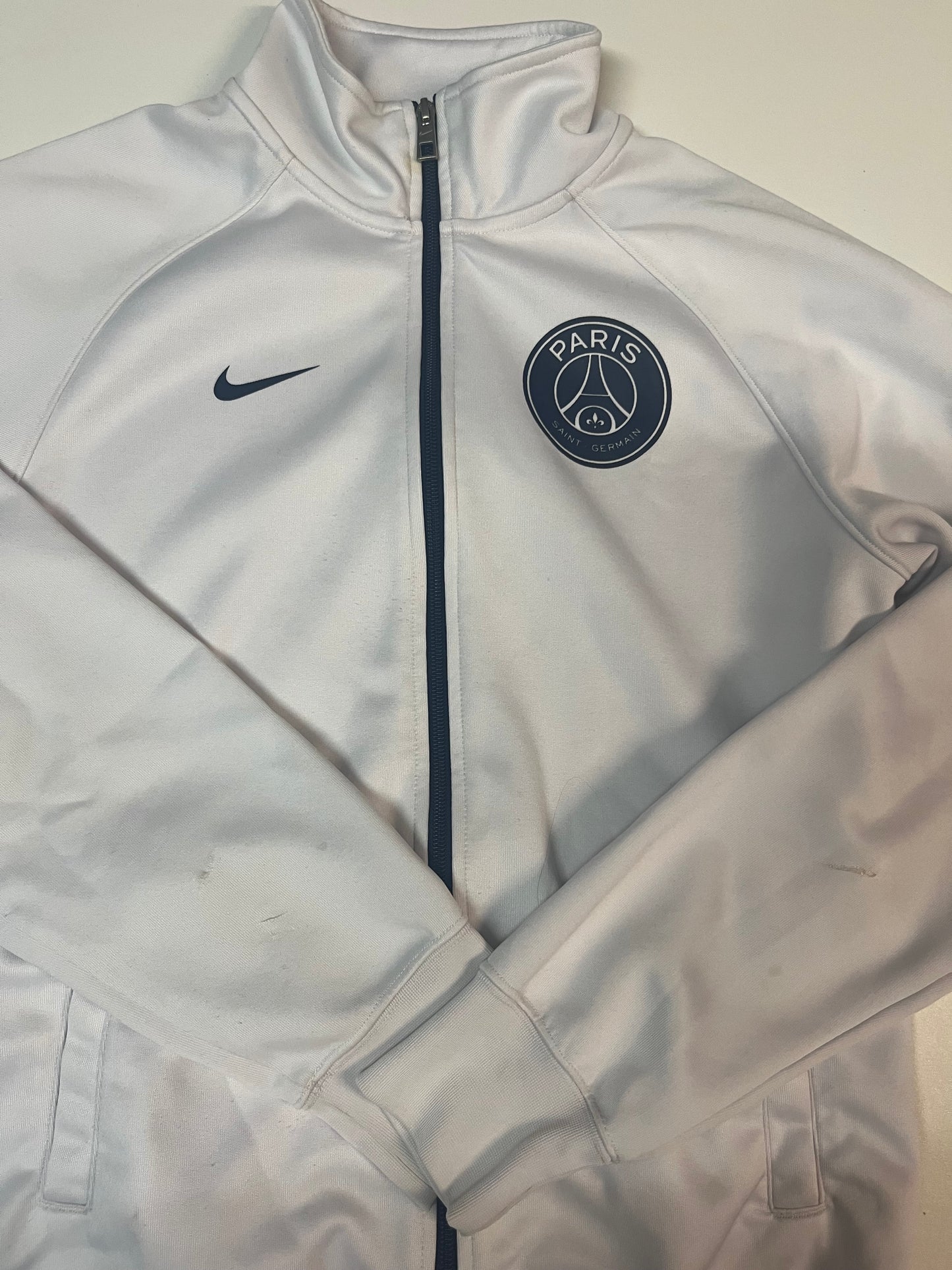 Entdecke unsere Vintage Track Pants von Nike und anderen Marken, erhältlich bei Valuxery.de - Dein Shop für trendige Vintage - Kleidung. Unsere Track Pants sind aus hochwertigen Materialien und