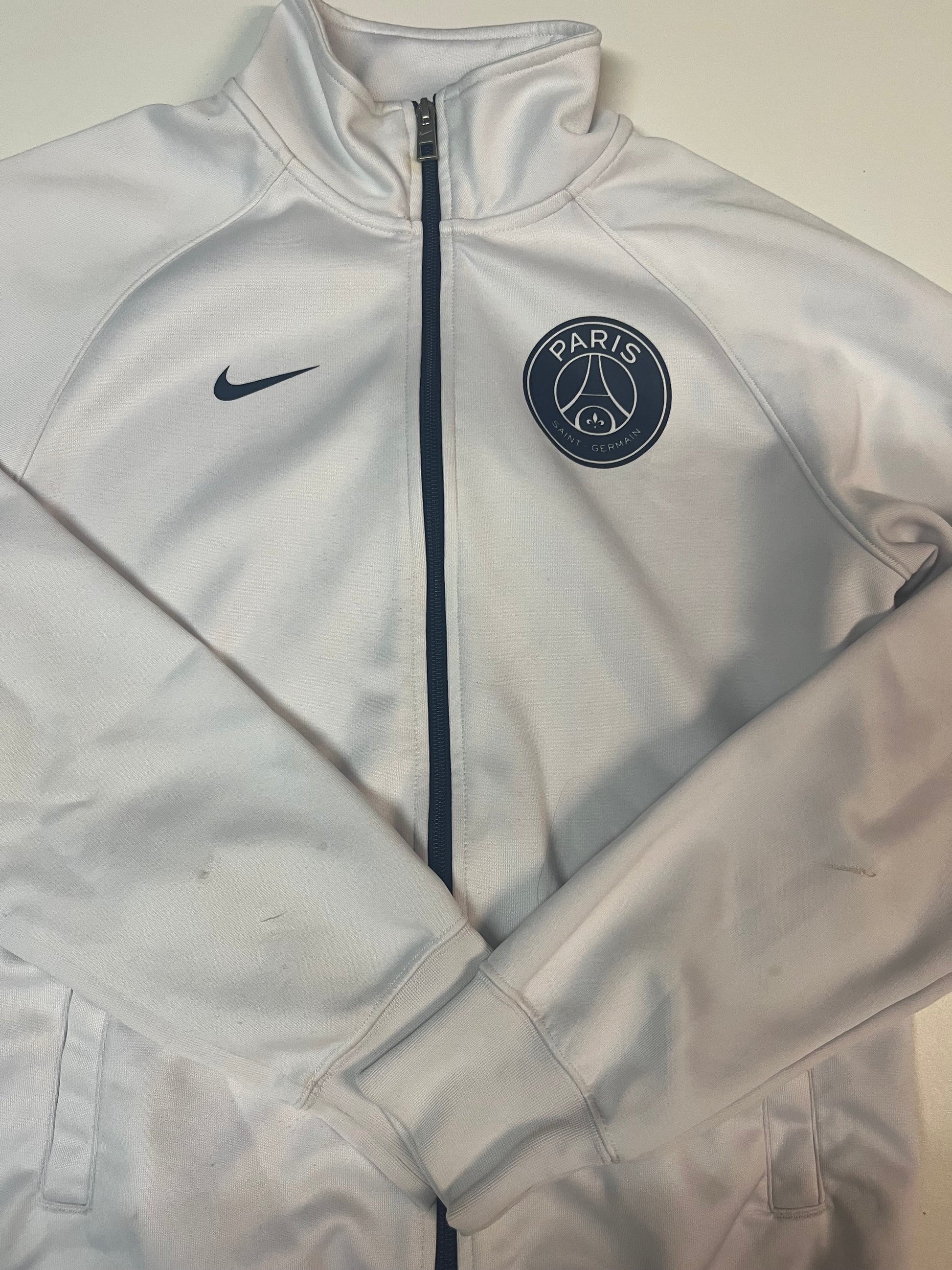 Entdecke unsere Vintage Track Pants von Nike und anderen Marken, erhältlich bei Valuxery.de - Dein Shop für trendige Vintage - Kleidung. Unsere Track Pants sind aus hochwertigen Materialien und