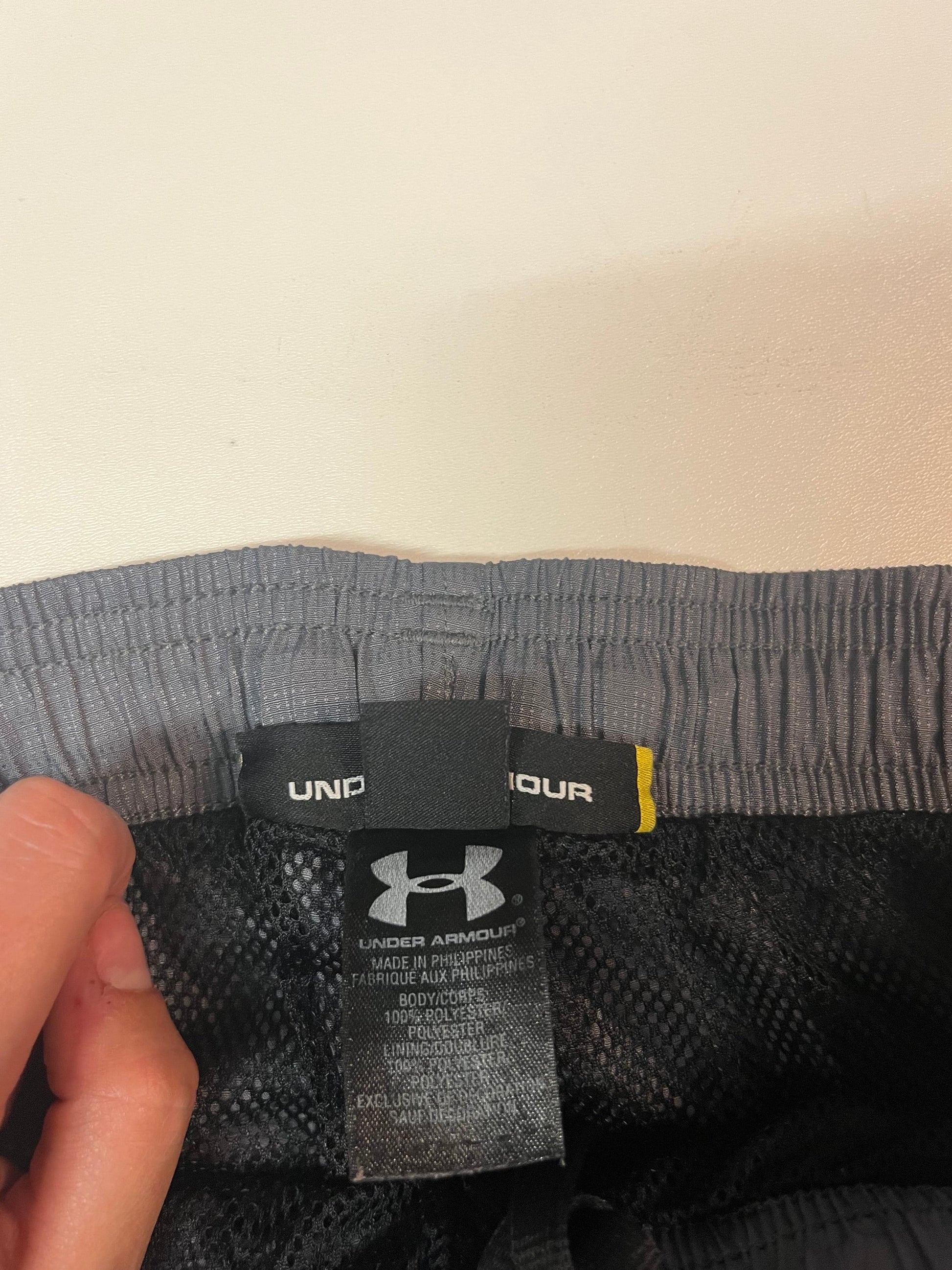 Entdecke unsere Vintage Track Pants von Nike und anderen Marken, erhältlich bei Valuxery.de - Dein Shop für trendige Vintage - Kleidung. Unsere Track Pants sind aus hochwertigen Materialien und