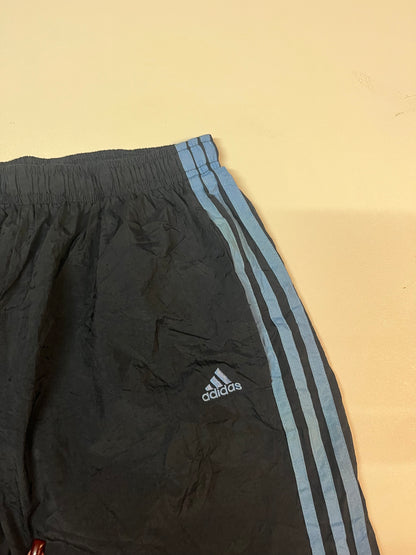 Entdecke unsere Vintage Track Pants von Nike und anderen Marken, erhältlich bei Valuxery.de - Dein Shop für trendige Vintage - Kleidung. Unsere Track Pants sind aus hochwertigen Materialien und