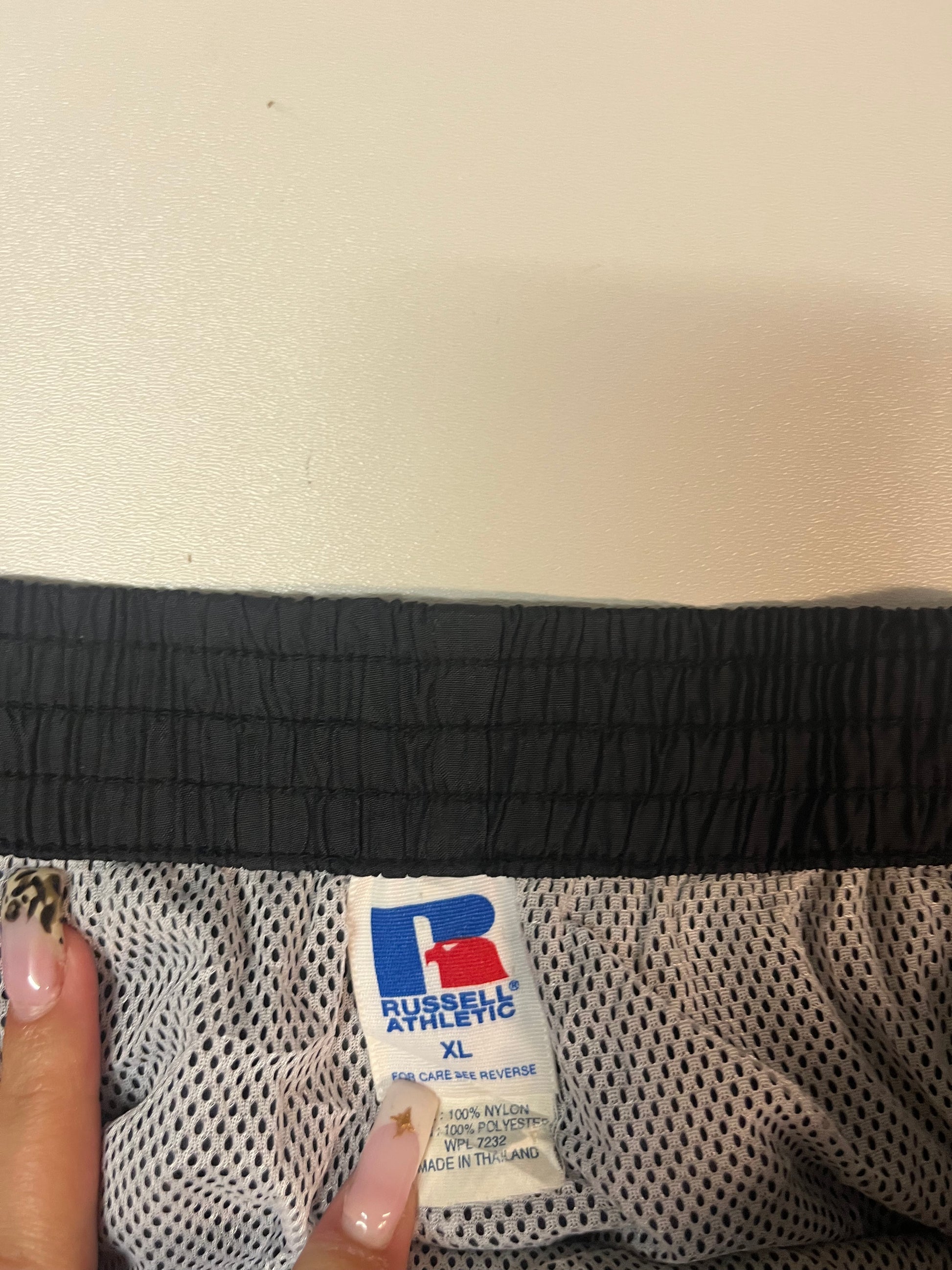 Entdecke unsere Vintage Track Pants von Nike und anderen Marken, erhältlich bei Valuxery.de - Dein Shop für trendige Vintage - Kleidung. Unsere Track Pants sind aus hochwertigen Materialien und