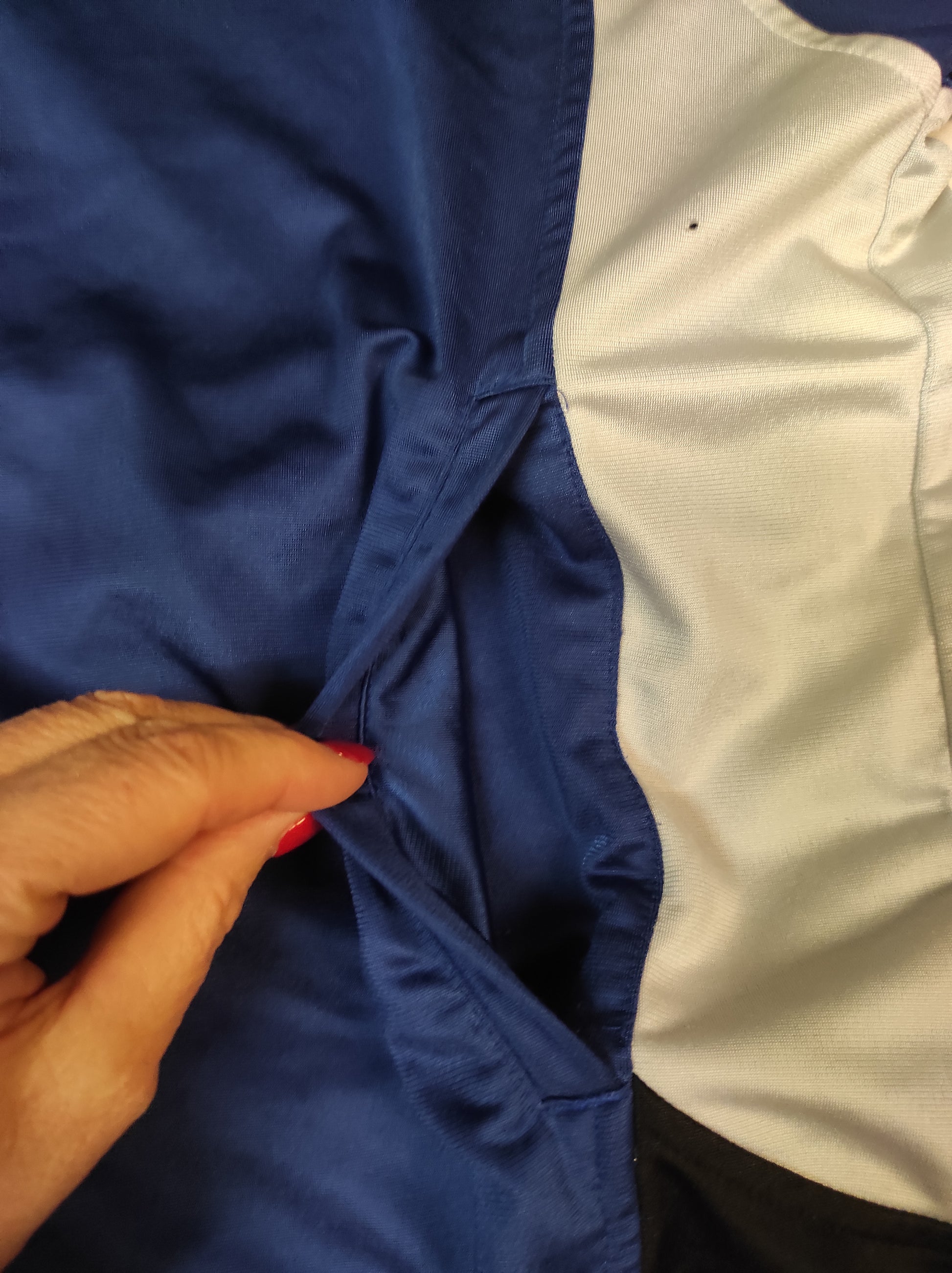 Entdecke unsere Vintage Track Pants von Nike und anderen Marken, erhältlich bei Valuxery.de - Dein Shop für trendige Vintage - Kleidung. Unsere Track Pants sind aus hochwertigen Materialien und