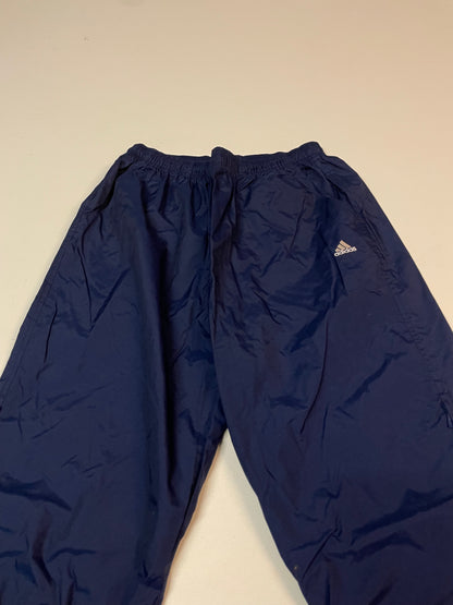 Entdecke unsere Vintage Track Pants von Nike und anderen Marken, erhältlich bei Valuxery.de - Dein Shop für trendige Vintage - Kleidung. Unsere Track Pants sind aus hochwertigen Materialien und