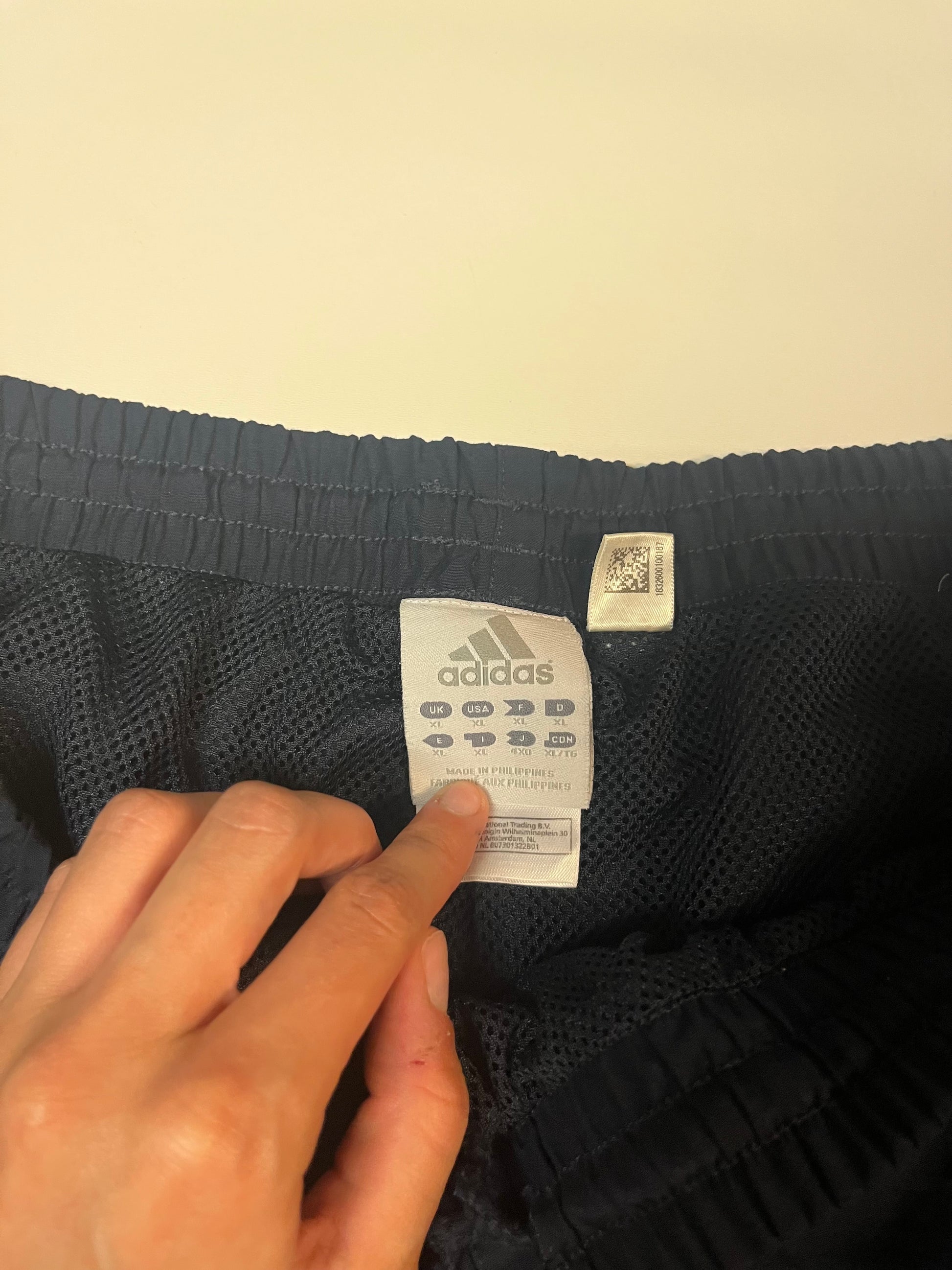 Entdecke unsere Vintage Track Pants von Nike und anderen Marken, erhältlich bei Valuxery.de - Dein Shop für trendige Vintage - Kleidung. Unsere Track Pants sind aus hochwertigen Materialien und
