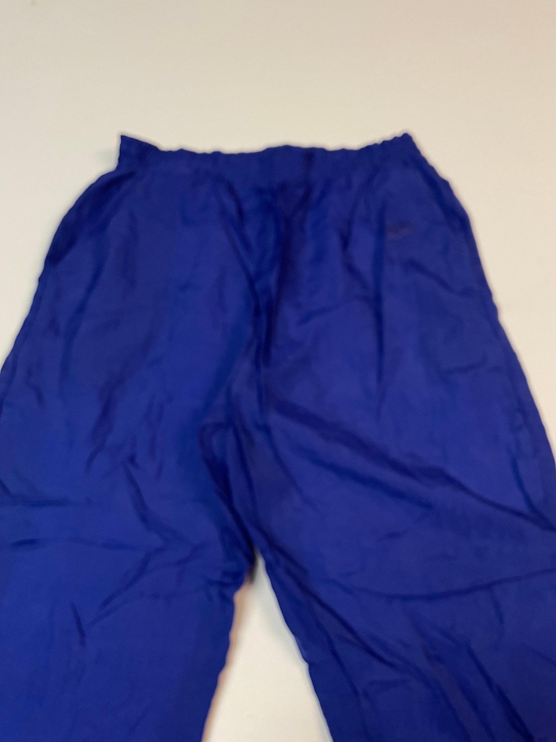 Entdecke unsere Vintage Track Pants von Nike und anderen Marken, erhältlich bei Valuxery.de - Dein Shop für trendige Vintage - Kleidung. Unsere Track Pants sind aus hochwertigen Materialien und