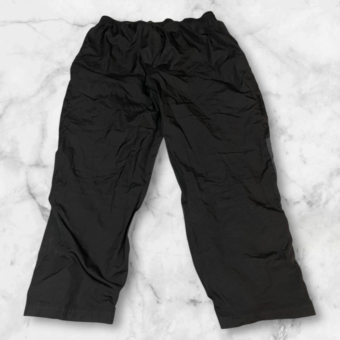 Entdecke unsere Vintage Track Pants von Nike und anderen Marken, erhältlich bei Valuxery.de - Dein Shop für trendige Vintage - Kleidung. Unsere Track Pants sind aus hochwertigen Materialien und