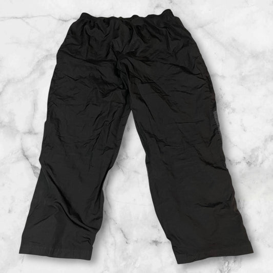 Entdecke unsere Vintage Track Pants von Nike und anderen Marken, erhältlich bei Valuxery.de - Dein Shop für trendige Vintage - Kleidung. Unsere Track Pants sind aus hochwertigen Materialien und