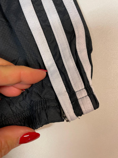 Entdecke unsere Vintage Track Pants von Nike und anderen Marken, erhältlich bei Valuxery.de - Dein Shop für trendige Vintage - Kleidung. Unsere Track Pants sind aus hochwertigen Materialien und