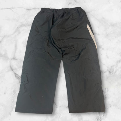 Entdecke unsere Vintage Track Pants von Nike und anderen Marken, erhältlich bei Valuxery.de - Dein Shop für trendige Vintage - Kleidung. Unsere Track Pants sind aus hochwertigen Materialien und