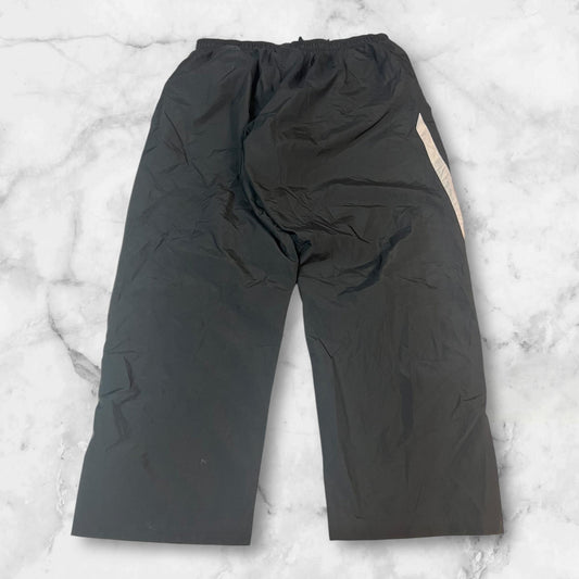 Entdecke unsere Vintage Track Pants von Nike und anderen Marken, erhältlich bei Valuxery.de - Dein Shop für trendige Vintage - Kleidung. Unsere Track Pants sind aus hochwertigen Materialien und