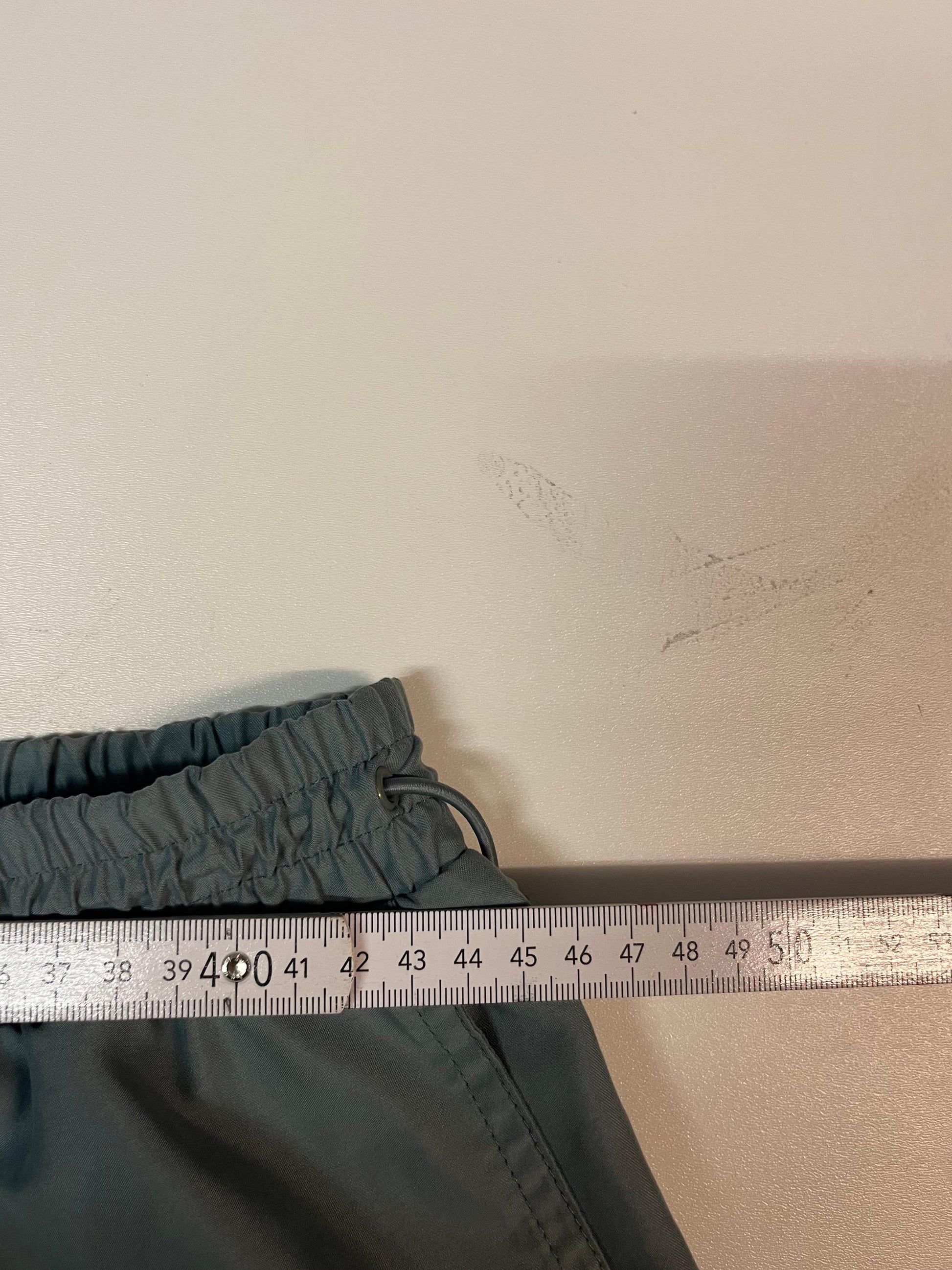 Entdecke unsere Vintage Track Pants von Nike und anderen Marken, erhältlich bei Valuxery.de - Dein Shop für trendige Vintage - Kleidung. Unsere Track Pants sind aus hochwertigen Materialien und