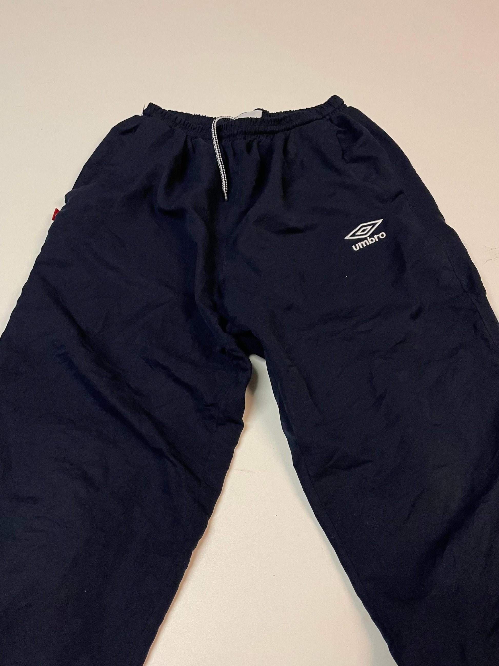 Entdecke unsere Vintage Track Pants von Nike und anderen Marken, erhältlich bei Valuxery.de - Dein Shop für trendige Vintage - Kleidung. Unsere Track Pants sind aus hochwertigen Materialien und