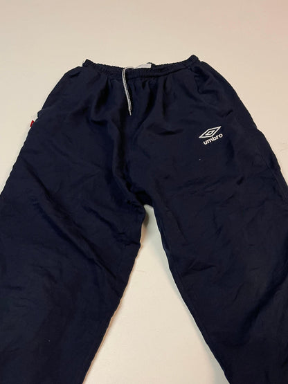 Entdecke unsere Vintage Track Pants von Nike und anderen Marken, erhältlich bei Valuxery.de - Dein Shop für trendige Vintage - Kleidung. Unsere Track Pants sind aus hochwertigen Materialien und