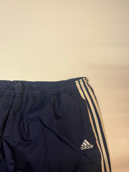 Entdecke unsere Vintage Track Pants von Nike und anderen Marken, erhältlich bei Valuxery.de - Dein Shop für trendige Vintage - Kleidung. Unsere Track Pants sind aus hochwertigen Materialien und
