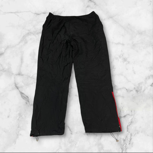 Entdecke unsere Vintage Track Pants von Nike und anderen Marken, erhältlich bei Valuxery.de - Dein Shop für trendige Vintage - Kleidung. Unsere Track Pants sind aus hochwertigen Materialien und
