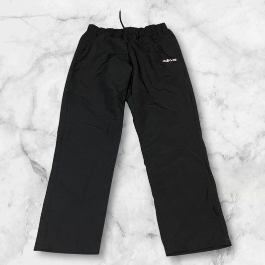 Entdecke unsere Vintage Track Pants von Nike und anderen Marken, erhältlich bei Valuxery.de - Dein Shop für trendige Vintage - Kleidung. Unsere Track Pants sind aus hochwertigen Materialien und