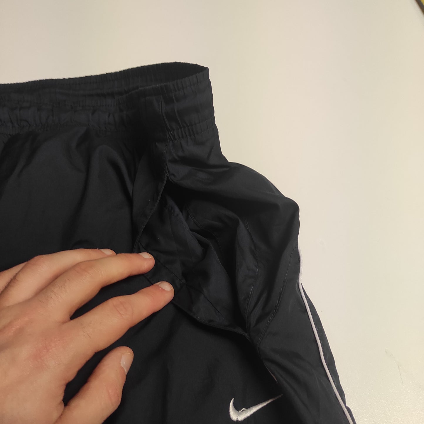 Entdecke unsere Vintage Track Pants von Nike und anderen Marken, erhältlich bei Valuxery.de - Dein Shop für trendige Vintage - Kleidung. Unsere Track Pants sind aus hochwertigen Materialien und