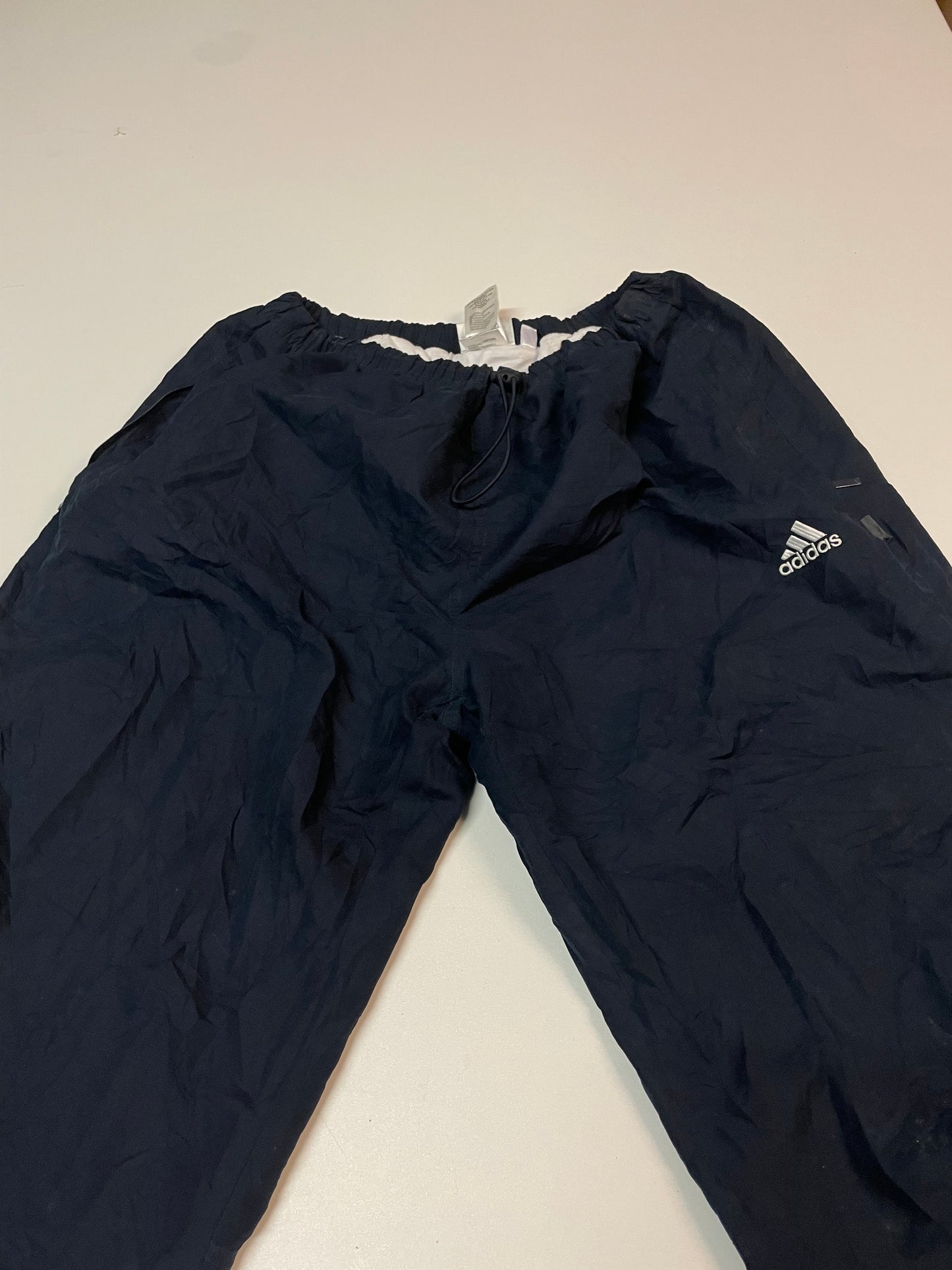 Entdecke unsere Vintage Track Pants von Nike und anderen Marken, erhältlich bei Valuxery.de - Dein Shop für trendige Vintage - Kleidung. Unsere Track Pants sind aus hochwertigen Materialien und